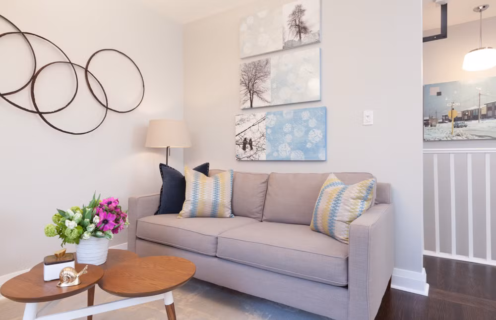 Một yếu tố khác cũng tác động đến không gian căn phòng, gây cảm giác nhỏ hẹp là màu sơn và kết cấu. Màu sáng như đơn sắc có thể làm căn phòng nhỏ hơn.