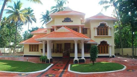 Biệt thự 2 tầng sử dụng mái ngói đỏ cho vẻ đẹp truyền thống. Ảnh: Saigonhouse.