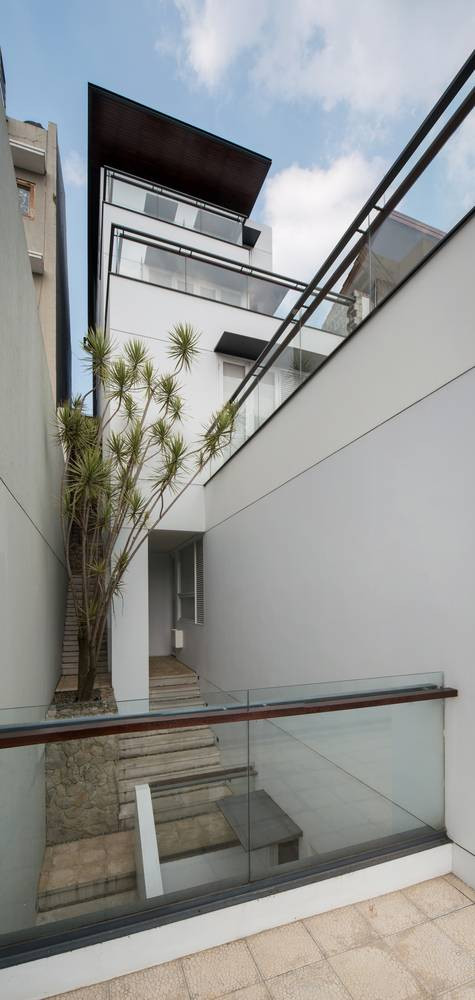 Để gia tăng hiệu quả thông gió, lấy sáng cho nhà ống, kiến trúc sư đã chừa lại một khoảng đất bên hông nhà.