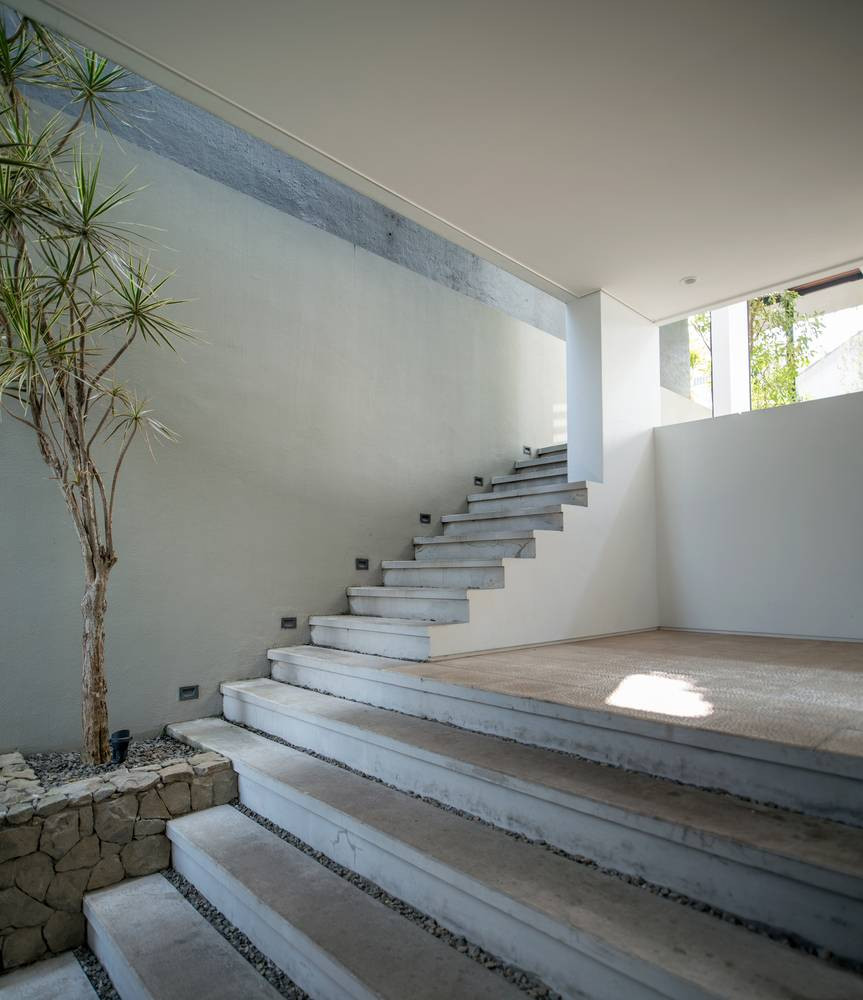 Bậc thang ấn tượng với khoảng trống dài được rắc sỏi.