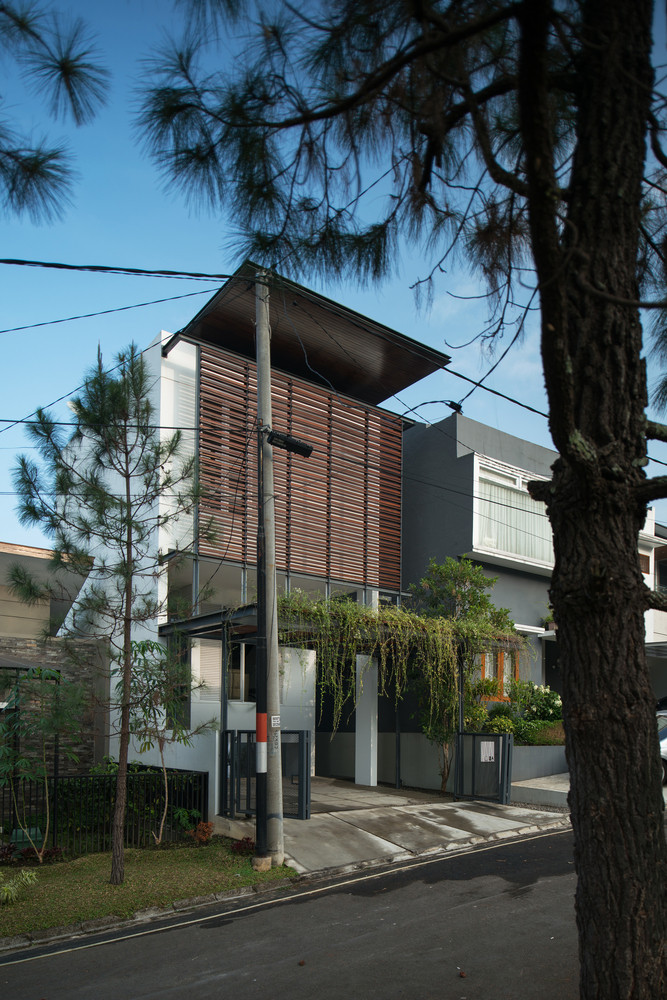 Mặt tiền sử dụng lam chắn và các cây thân leo mềm mại. Nguồn ảnh: Archdaily.