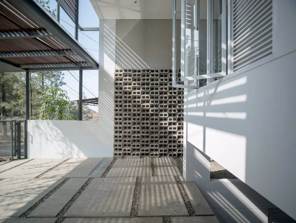 Gạch vuông không nung có tác dụng trang trí cho bức tường dẫn lên con hẻm trong nhà.