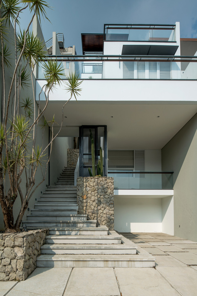 Khối nhà thứ nhất đặt trên gara để xe và được sử dụng làm khu vực tiếp khách.