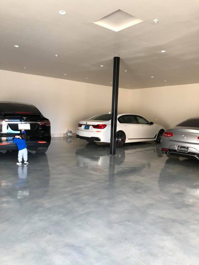 Gara ô tô nhà vợ chồng ca sĩ Đan Trường có thể chứa tới 4 chiếc xe.