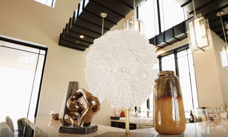 Đen, nâu và kem là gam màu chủ đạo của căn nhà. Đồ dùng trong nhà đều được vợ chồng nam ca sĩ đặt hàng theo thiết kế riêng.