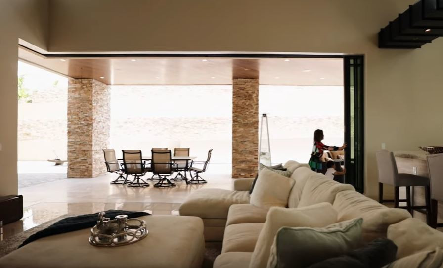 Biệt thự của vợ chồng Đan Trường rộng không khác gì một khách sạn 5 sao, gồm rất nhiều phòng khách, phòng ngủ, bể bơi, phòng bếp..