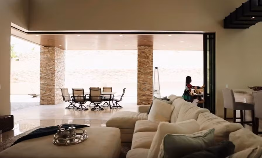 Biệt thự của vợ chồng Đan Trường rộng không khác gì một khách sạn 5 sao, gồm rất nhiều phòng khách, phòng ngủ, bể bơi, phòng bếp..