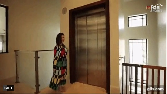 Giữa các tầng trong nhà có thang máy để di chuyển.