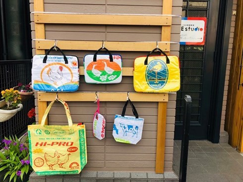 Những chiếc túi xách tái chế từ các bao bì đựng thức ăn chăn nuôi của Việt Nam có giá từ 330.000 đồng đến xấp xỉ 800.000 đồng. Ảnh: Vietnamnet.