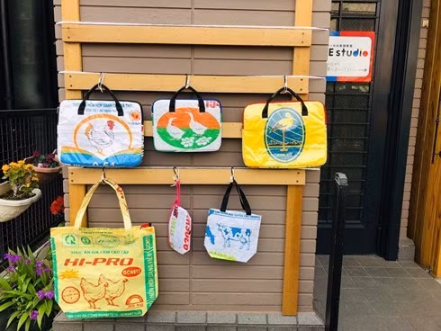 Những chiếc túi xách tái chế từ các bao bì đựng thức ăn chăn nuôi của Việt Nam có giá từ 330.000 đồng đến xấp xỉ 800.000 đồng. Ảnh: Vietnamnet.