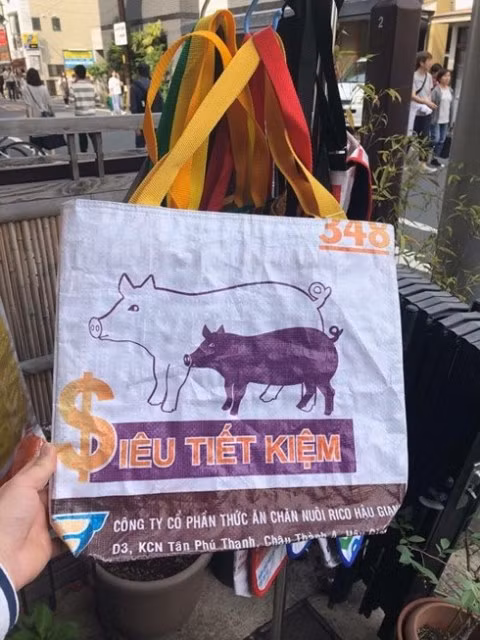 Một túi xách làm từ vỏ đựng thức ăn cho heo được bày bán trong cửa hàng tại Tokyo. Ảnh: Infonet.