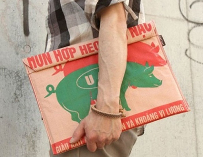 Một thứ tưởng chừng như bỏ đi ở Việt Nam lại được người Nhật bọc cả nilon chống nước và chống xước. Ảnh: Dân Việt.