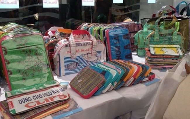  Túi xách được thiết kế nhiều màu như hồng, màu xanh, màu vàng bắt mắt. Ảnh: Dân Việt.