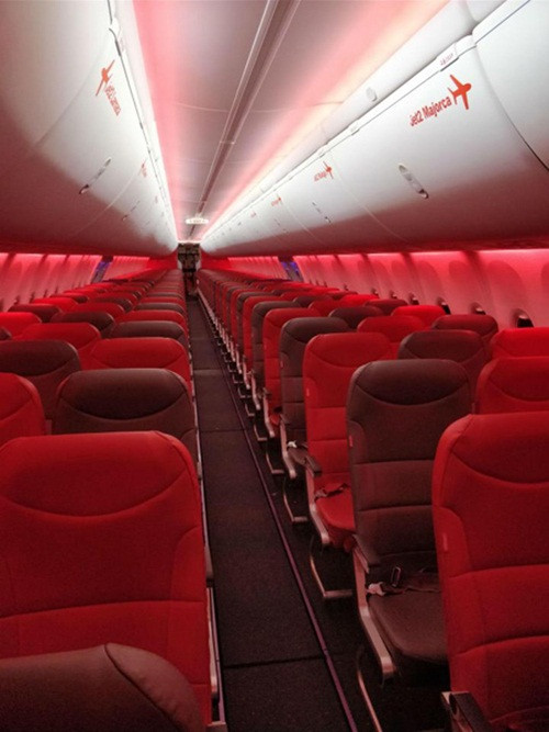 Một mình chiếm trọn cả máy bay, bà Karon được tiếp đãi như hành khách hạng thương gia với bữa ăn miễn phí và quyền lựa chọn ngồi bất kỳ ghế nào bà muốn. Ảnh: Thesun.