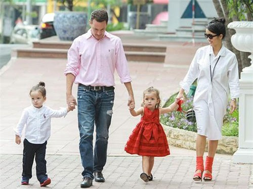 Sau khi công khai ly hôn với chồng Tây vào tháng 6/2018, nữ ca sĩ Hồng Nhung đã chịu trách nhiệm nuôi dưỡng hai bé Tôm và Tép.