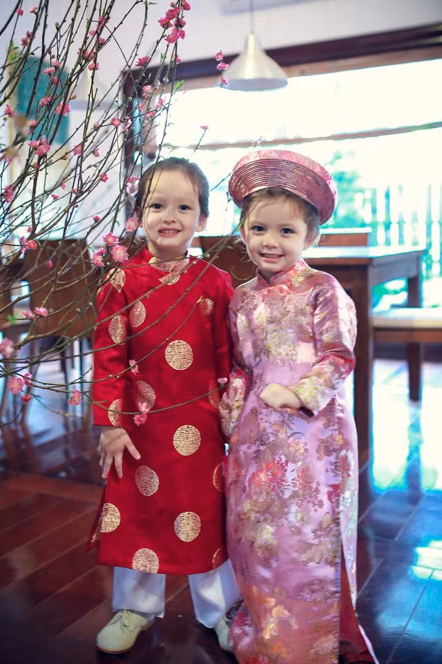 Theo tiết lộ, nữ ca sĩ chi hơn 100 triệu đồng để đóng học phí cho 2 con mỗi tháng.