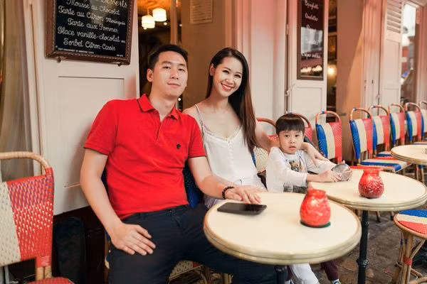 Trong khi đó, Dương Thùy Linh từng tiết lộ mức học phí cho con trai tại một trường quốc tế ở Hà Nội khoảng 600 triệu đồng/năm.