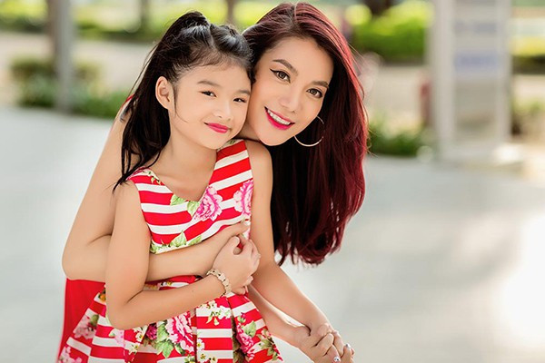 Bé Bảo Tiên hiện sống cùng mẹ ở Quận 2, TP HCM và theo học tại một ngôi trường quốc tế Anh gần nhà. Mức học phí của ngôi trường này là khoảng 500 triệu đồng/năm.