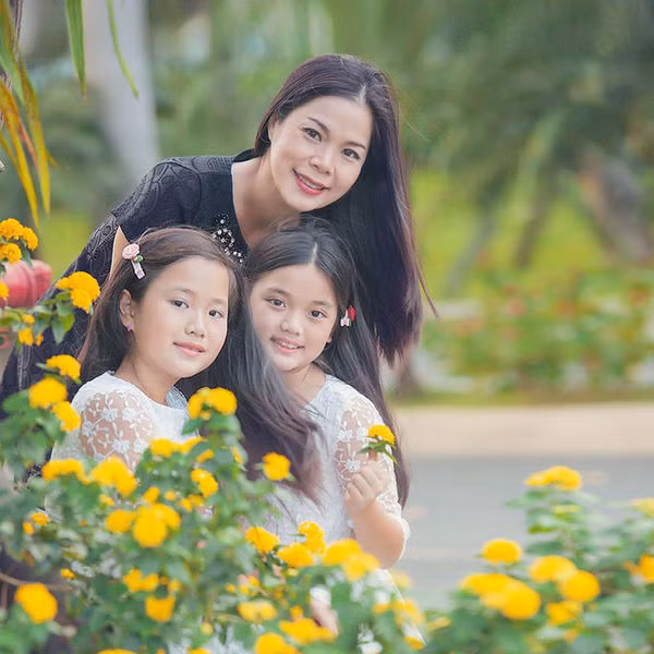 Ca sỹ Mỹ Lệ bỏ ra hơn nửa tỷ đồng/ năm tiền học phí cho hai cô công chúa của mình tại trường quốc tế Đức. Học phí của mỗi bé khoảng 280 triệu đồng một năm.