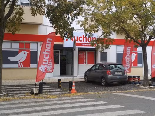 Hiện, hệ thống Auchan có 18 siêu thị tại Hà Nội, TP HCM và Tây Ninh, trong đó 13 siêu thị tại TP HCM, 4 siêu thị đặt tại Hà Nội và 1 ở Tây Ninh, mang lại doanh thu khoảng 50,4 triệu USD. Ảnh: Auchan.