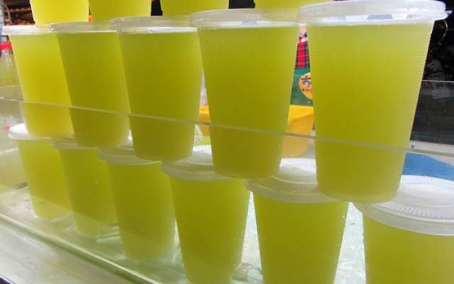  PV Kiến Thức tìm hiểu và được anh Tân, chủ một cửa hàng nước mía ở Cầu Giấy (Hà Nội) cho biết, gần đây anh bán được gần 300 cốc mỗi ngày. Trong khi những ngày mát trời hoặc mưa gió chỉ bán được trên dưới 100 cốc. Ảnh: Thegioitiepthi.