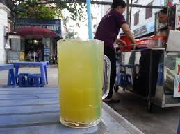 Các thức uống dân dã như nước mía, nước dừa, nước ép trái cây đặc biệt được ưa chuộng. Ảnh: Zing.