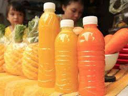 Mỗi ngày chi Thơ bán khoảng hơn 100 cốc. Với giá dao động từ 10.000 - 20.000 đồng/cốc tùy loại, chị Thơ thu về cả triệu đồng. Ảnh: Tintuconline.