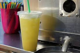 Đây cũng được xem là thời điểm “hái ra tiền” của những quán nước vỉa hè. Ảnh: Tieudungplus.