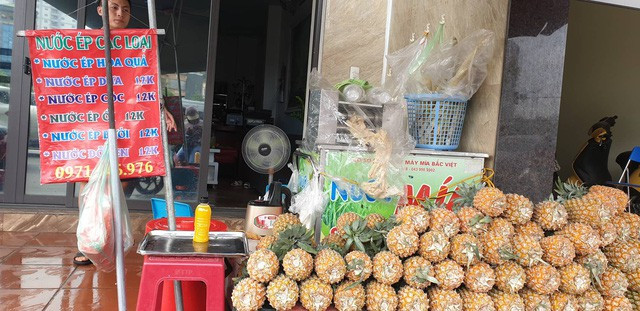 Không chỉ nước mía, các cửa hàng bán nước ép trái cây khác như dứa, ổi.. cũng đắt khách. Ảnh: Tintuconline.