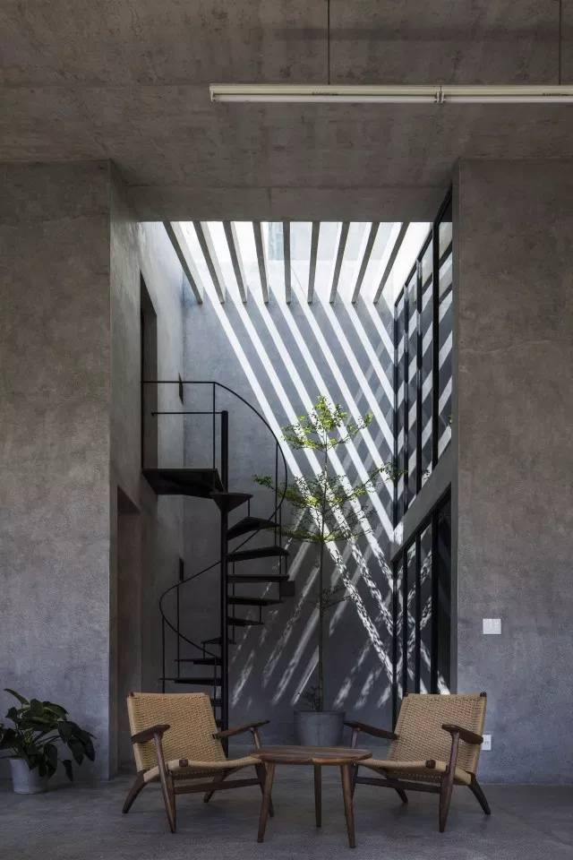 Một điểm thú vị khác trong nhà đến từ việc sử dụng vật liệu chủ yếu đá mài, trần nhà bê tông không trát thô mộc.