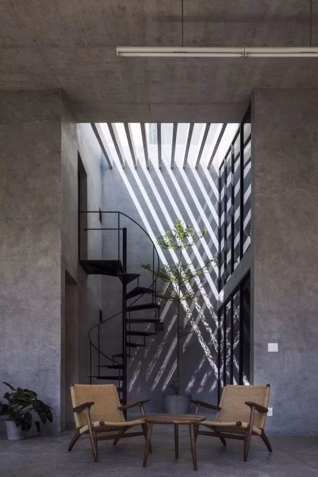 Một điểm thú vị khác trong nhà đến từ việc sử dụng vật liệu chủ yếu đá mài, trần nhà bê tông không trát thô mộc.