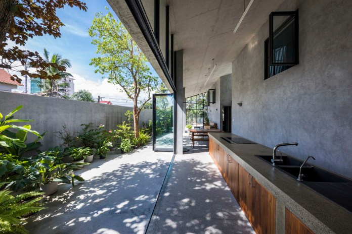 Phòng khách, bếp và bàn ăn đều hướng thẳng ra vườn.