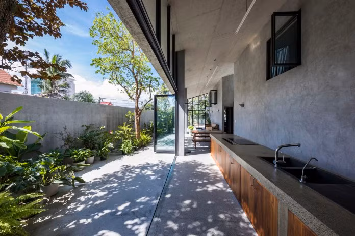 Phòng khách, bếp và bàn ăn đều hướng thẳng ra vườn.