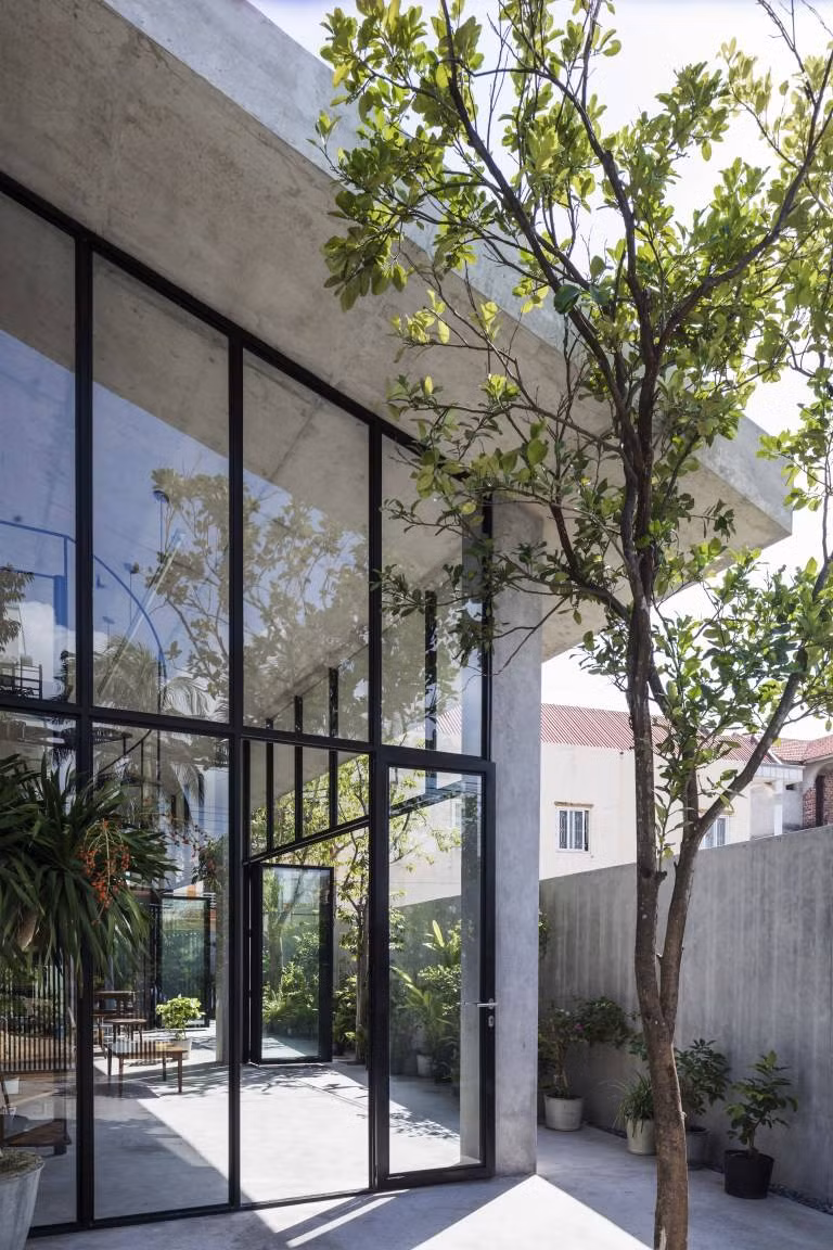  Ngôi nhà được thiết kế với ba lớp không gian: Khu vườn, không gian phòng khách – bếp – ăn và khối phòng ngủ hai tầng.