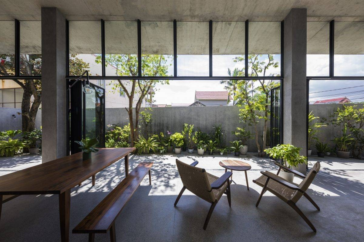 Không gian phòng khách mộc mạc với bàn ghế gỗ.