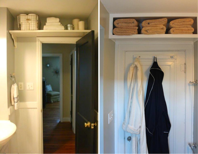 Kệ lưu trữ phía trên cánh cửa là một cách sử dụng không gian khéo léo trong nhà tắm.