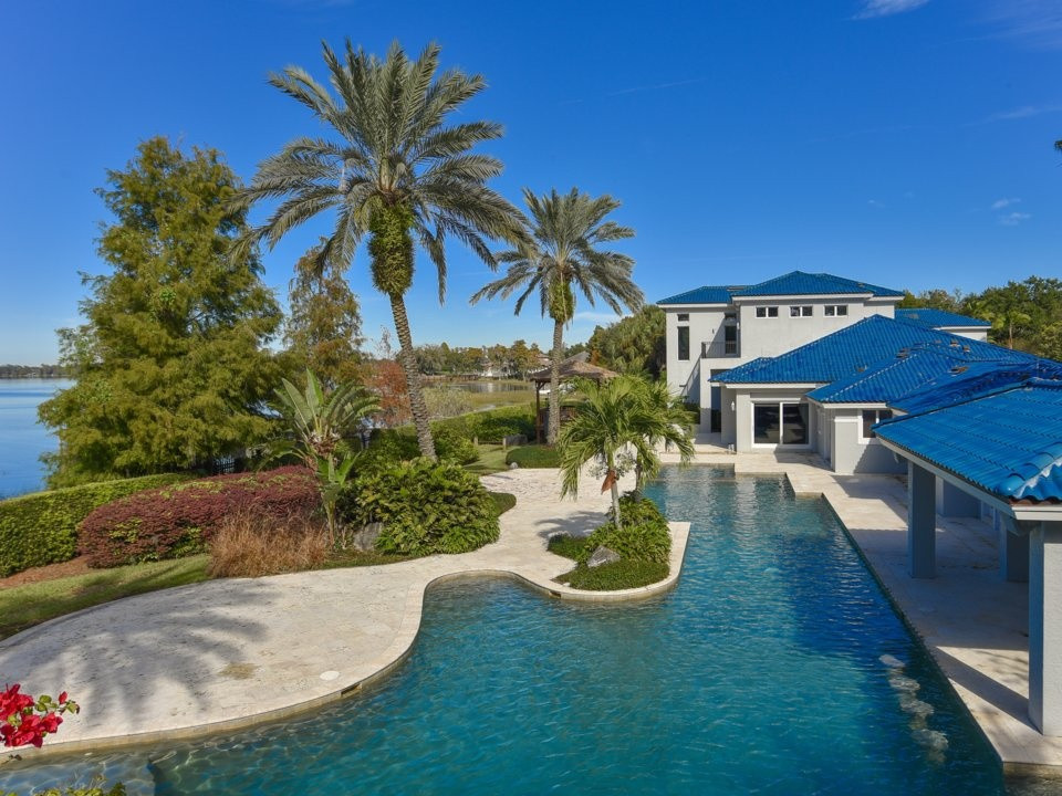 Bên ngoài còn có một hồ bơi kèm thác nước dài 30 m, sâu 4,5 m. Nguồn ảnh: Business Insider.