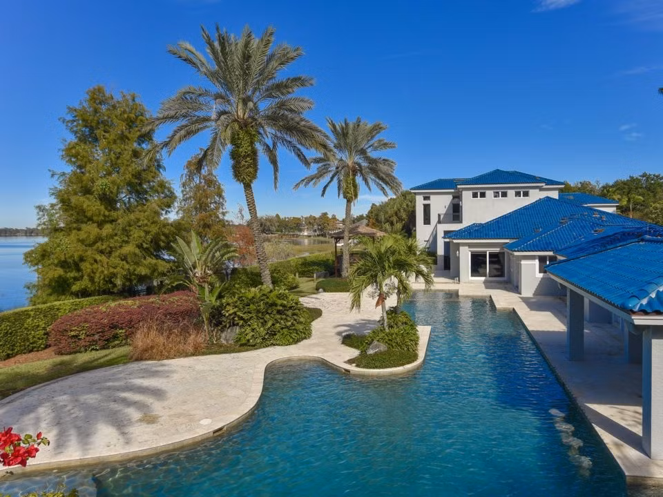 Bên ngoài còn có một hồ bơi kèm thác nước dài 30 m, sâu 4,5 m. Nguồn ảnh: Business Insider.