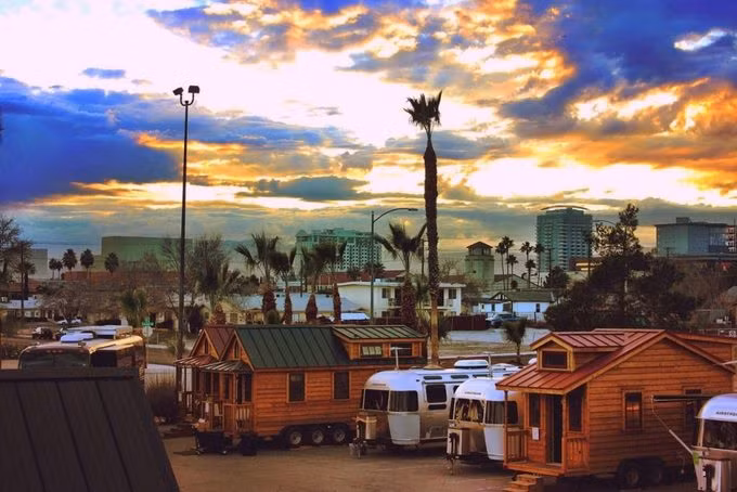 Llamapolis bao gồm 30 nhà xe kéo, với giá từ 25.900 đến 139.00 USD. Nhà đắt nhất có giá 148.750 USD, bằng 0,02% giá trị tài sản ròng 840 triệu USD của Hsieh.