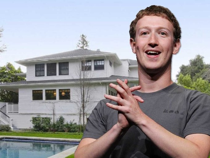 Tỷ phú công nghệ Mark Zuckerberg chỉ sống trong ngôi nhà giá bằng 0,01% tài sản của mình. Zuckerberg chi 7 triệu USD để mua căn nhà này tại Palo Alto vào năm 2011, tương đương với 7,8 triệu USD ngày nay.