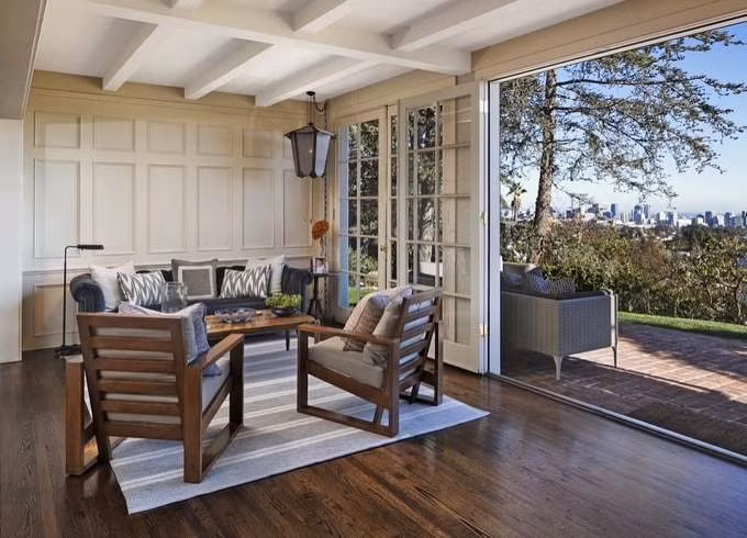 Tony Hsieh - Giám đốc điều hành Zappos sống trong một nhà xe kéo trong khu công viên nhà xe kéo "Llamapolis", được ông lập năm 2014 tại Las Vegas.