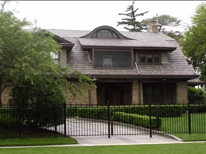 Năm 1958, nhà đầu tư huyền thoại Warren Buffett mua ngôi nhà này với giá 31.500 USD (tương đương 274.357 USD hiện tại). Đến 2017, căn nhà có giá 652.619 USD, chỉ bằng 0,0003% khối tài sản hơn 80 tỷ USD của ông.