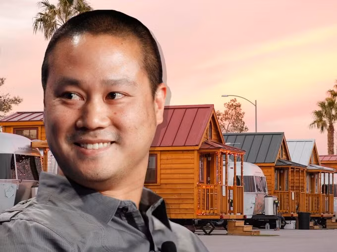 Ngôi nhà rộng hơn 660 m2 có thư viện, phòng ăn rộng lớn và sân sau nhìn về trung tâm thành phố.