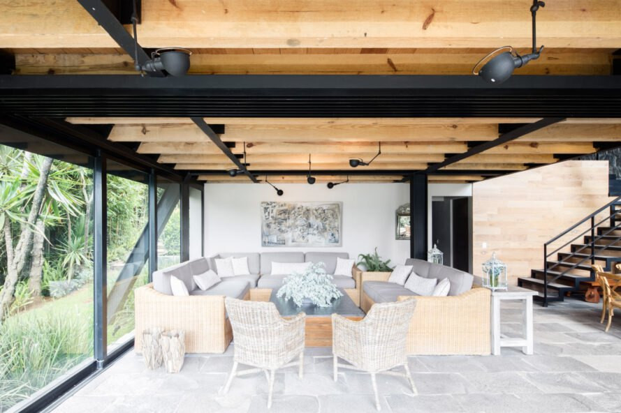 Phòng khách thoáng sáng mà ấm cúng với trần gỗ.