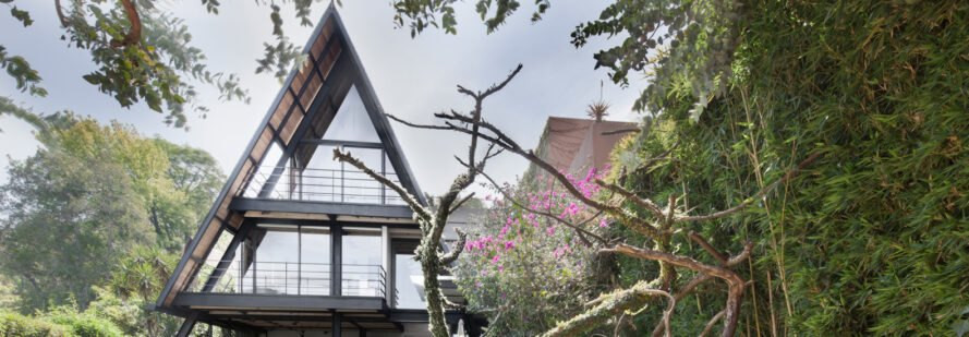 Nhà hướng về phía bắc để ngắm cảnh hồ trong khi các ban công lấy cảm hứng từ sàn thuyền, lấy ánh mặt trời vào buổi sáng. Nguồn ảnh: Inhabitat.