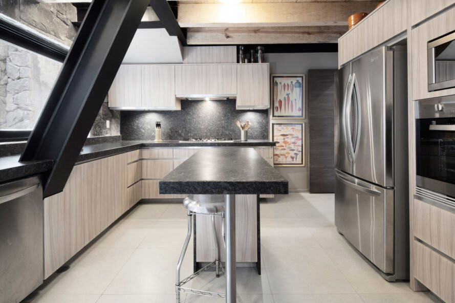 Nhà bếp với nội thất hiện đại.