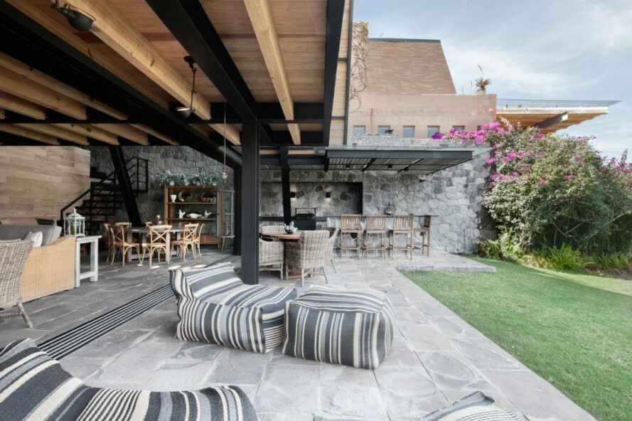 Không gian nghỉ ngơi thư giãn ngoài hiên nhà.