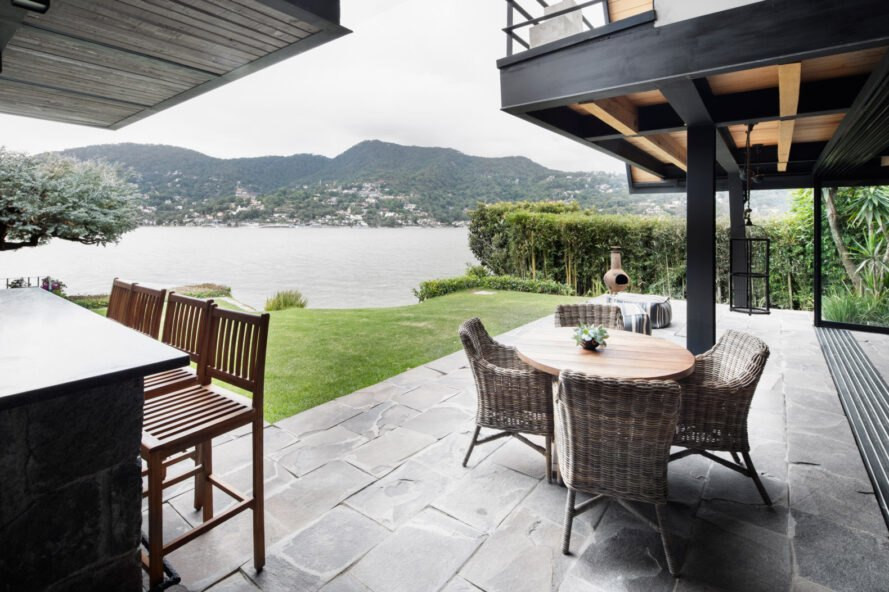 Tầng trệt bao gồm khu vực sinh hoạt chung thiết kế mở, phòng ăn và nhà bếp.