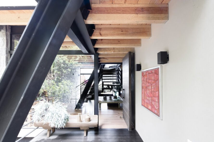 Trên tầng 3 là sân thượng để tập yoga và một phòng cho trẻ em.