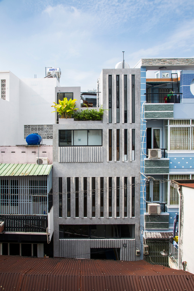 Nằm trong một con hẻm nhỏ yên tĩnh ở TP HCM, ngôi nhà siêu nhỏ 18m2 được thiết kế vô cùng khác lạ, tràn ngập ánh sáng mặt trời.